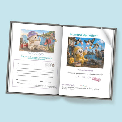 Un livre d’activités pour enfants ouvert ou un carnet de cartes postales composé de deux pages imprimées, présenté sur un fond bleu clair. Les pages comportent des illustrations d’oursons en peluche, du texte en français et de petits espaces d’écriture de style carte postale.