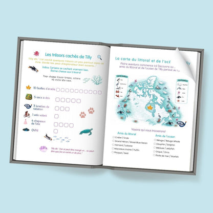 Un livre d’activités pour enfants ouvert, en français, présentant deux pages illustrées sur le thème de l’océan, avec des exercices et des cases à cocher, photographié sur un fond bleu clair.
